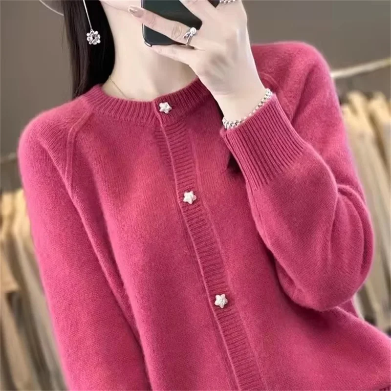 เสื้อสเวตเตอร์ถักไหมพรมผู้หญิง ปี 2026 รุ่นใหม่ สำหรับฤดูใบไม้ร่วง/ฤดูหนาว เสื้อคลุมคาร์ดิแกนแบบสั้น คอทรงโอ ติดกระดุมรูปดาว แขนยาว เสื้อสเวตเตอร์ถักไหมพรมผู้หญิง เสื้อคลุม