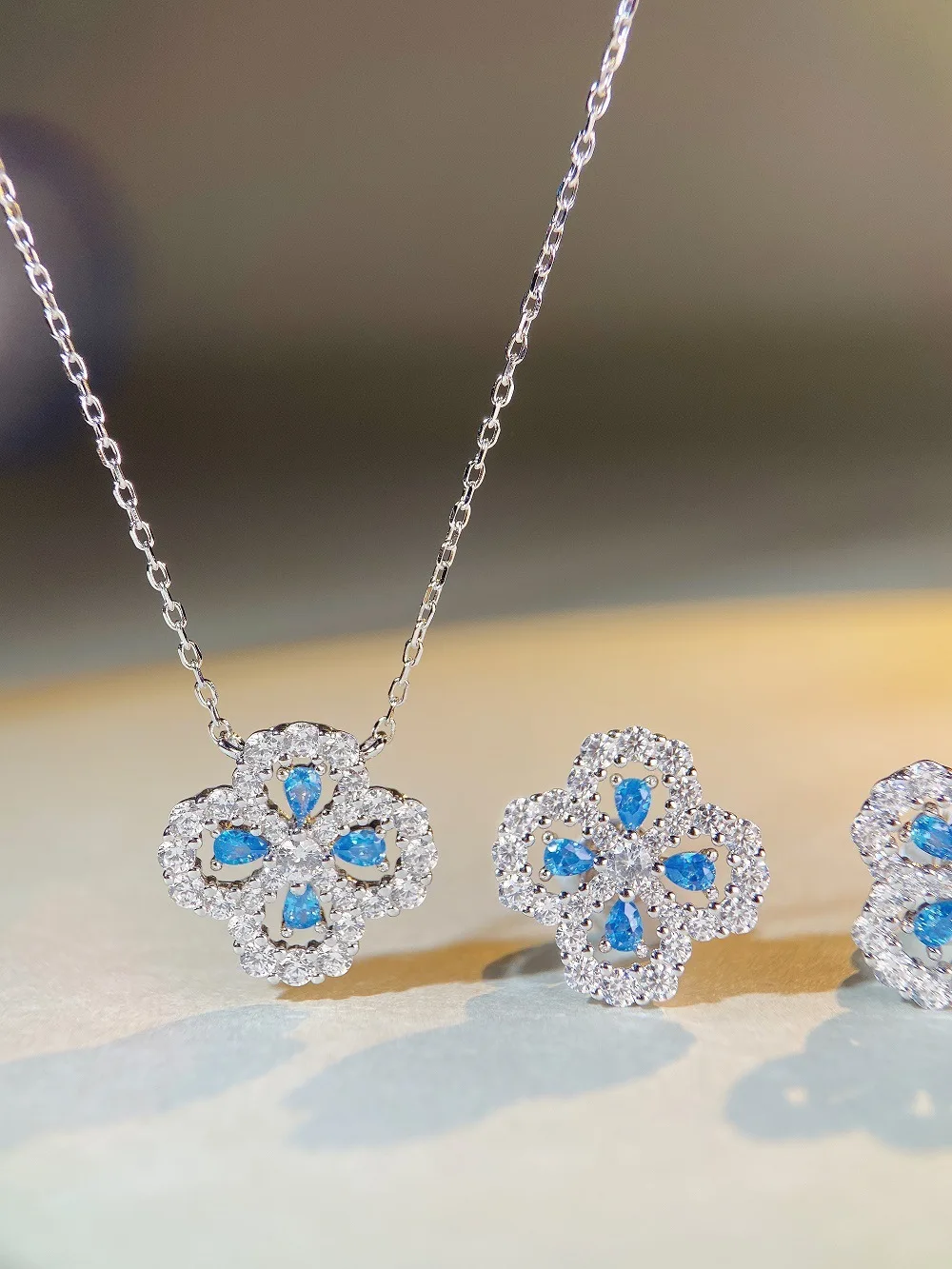 Vierblättriges Kleeblatt Pavé-Aquamarin-Ohrstecker für Damen 14K Weißgold Glücksbringer Edelschmuck – Detail 2