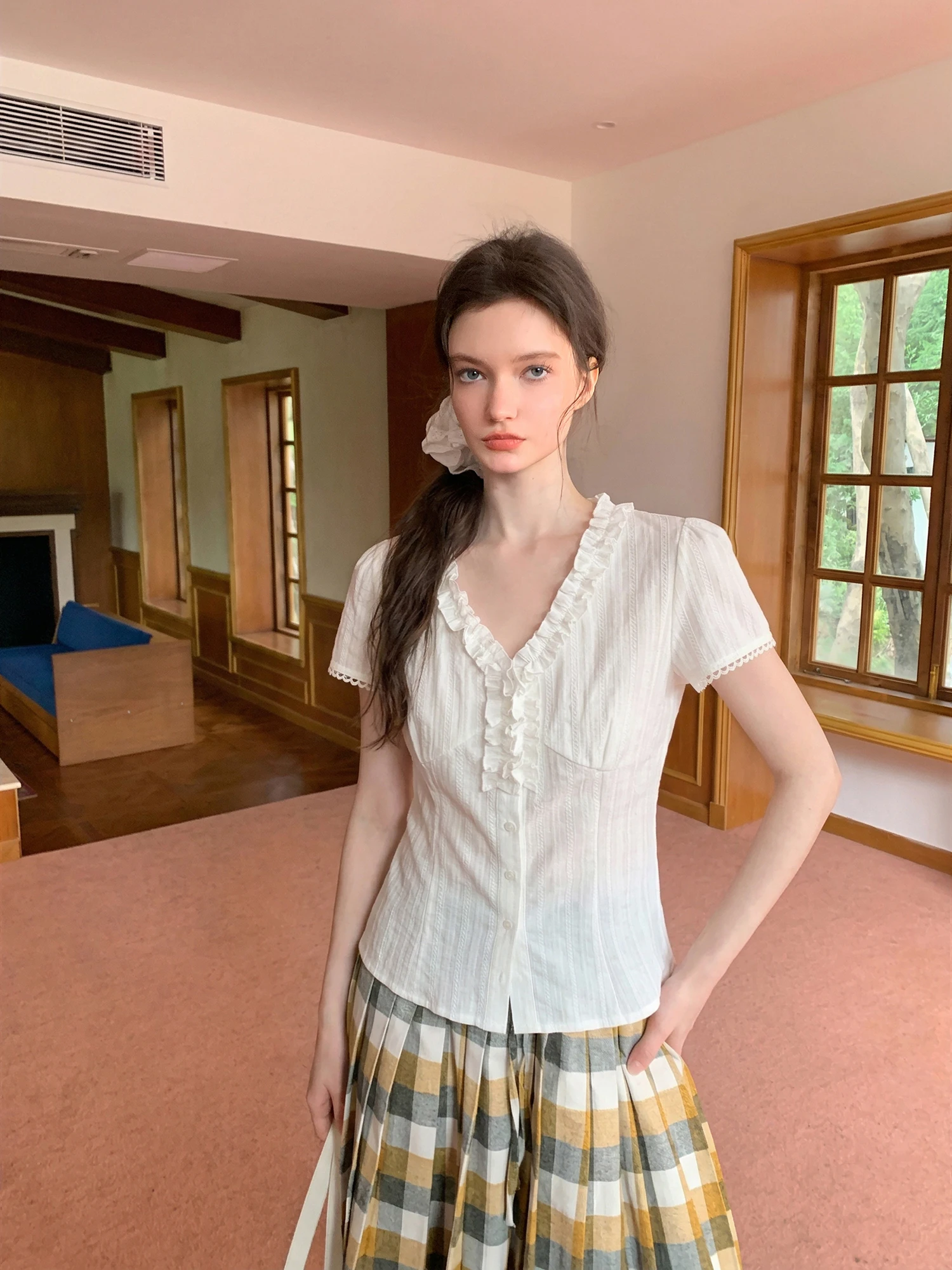 

Белая женская летняя футболка с V-образным вырезом и коротким рукавом, приталенная, модная, с расклешенным подолом, повседневный топ в стиле кэжуал, французский стиль