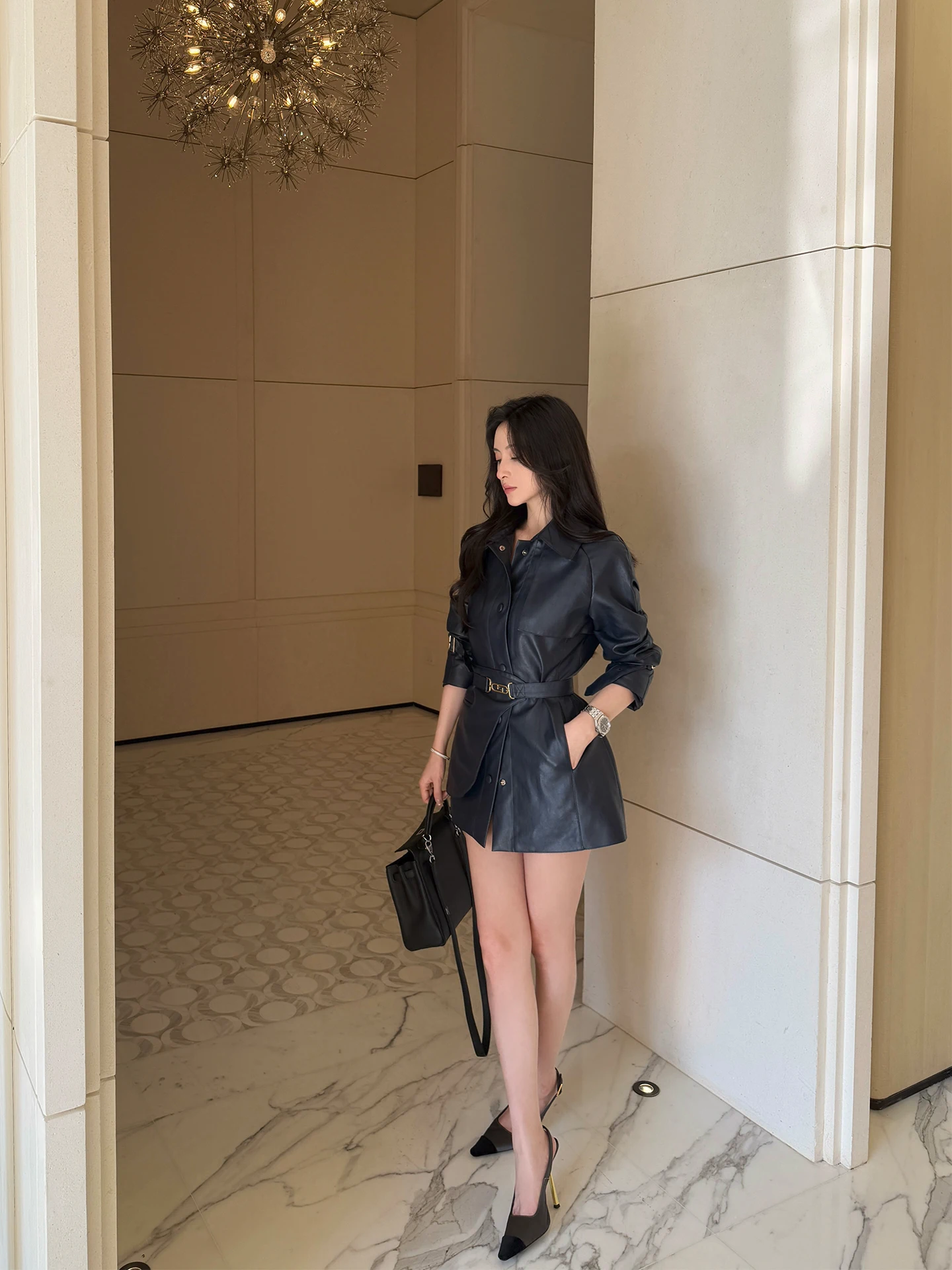 Krój Slim Fit, skórzana kurtka, niebieski metaliczny efekt, tekstura, podkreślająca talię, odzież wierzchnia, długi rękaw, wykładany kołnierz, młodzieżowy styl.