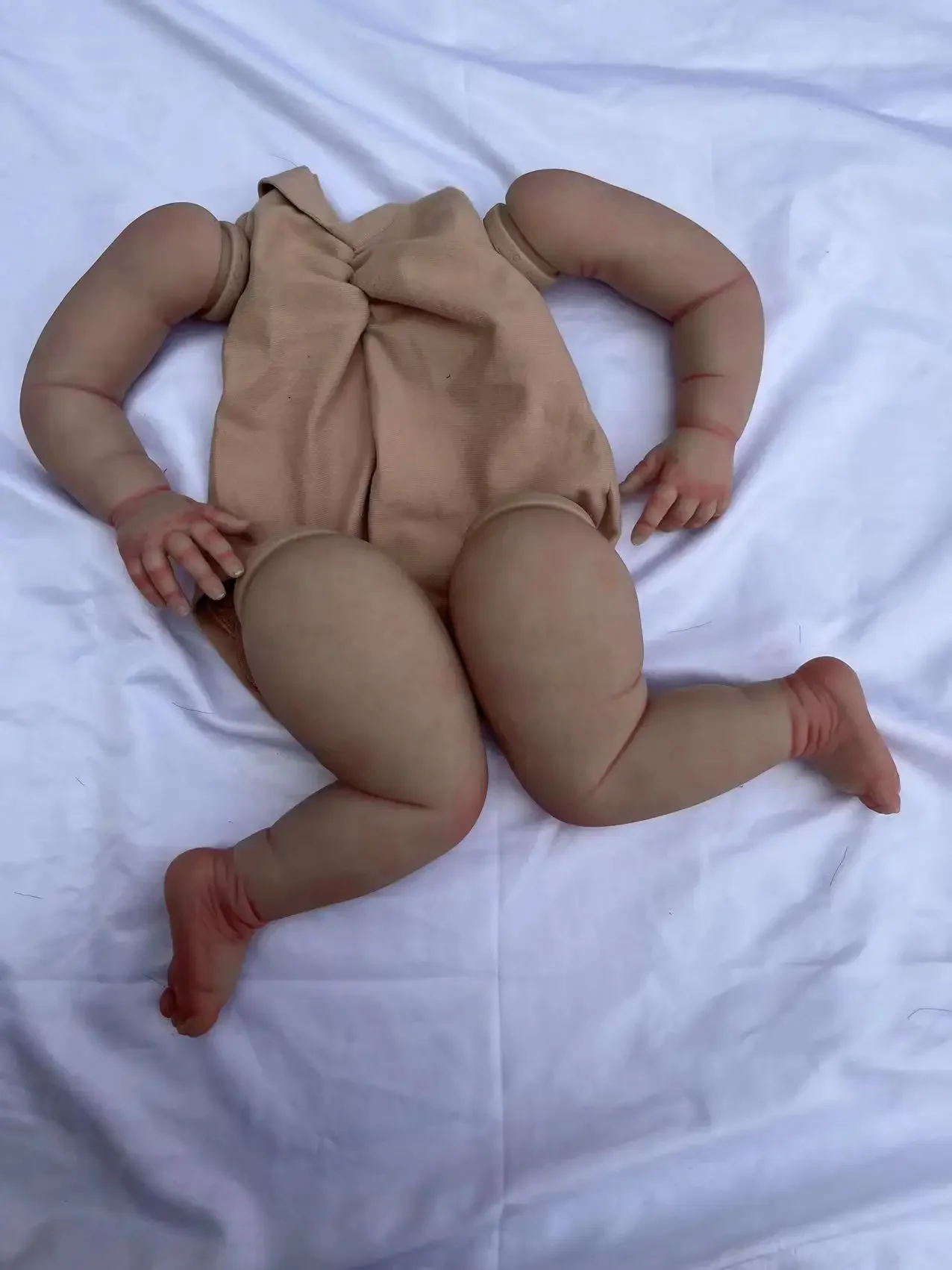 DLS อุปทานจํากัดที่กําหนดเอง 24 นิ้ว Reborn Baby Lottie พร้อมชุดทาสีผมสีดําที่รากด้วยมือพร้อมแขนขา