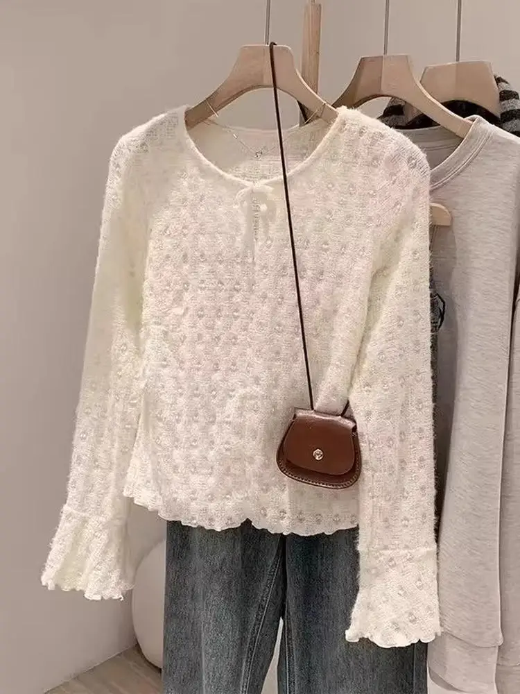 เสื้อยืดแขนยาวลายลูกไม้ฉลุลายสไตล์ฤดูใบไม้ร่วงสำหรับผู้หญิง ดีไซน์แฟชั่นทรงกระดิ่ง สวมใส่สบาย สไตล์เกาหลี