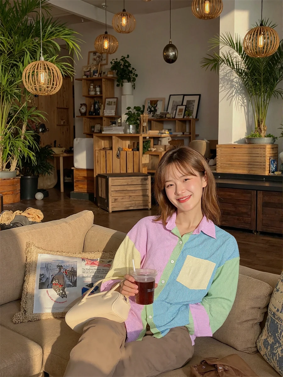 Camisa feminina casual cor doce com detalhes listrados e retalhos de mangas compridas tecido leve e um visual diário chique