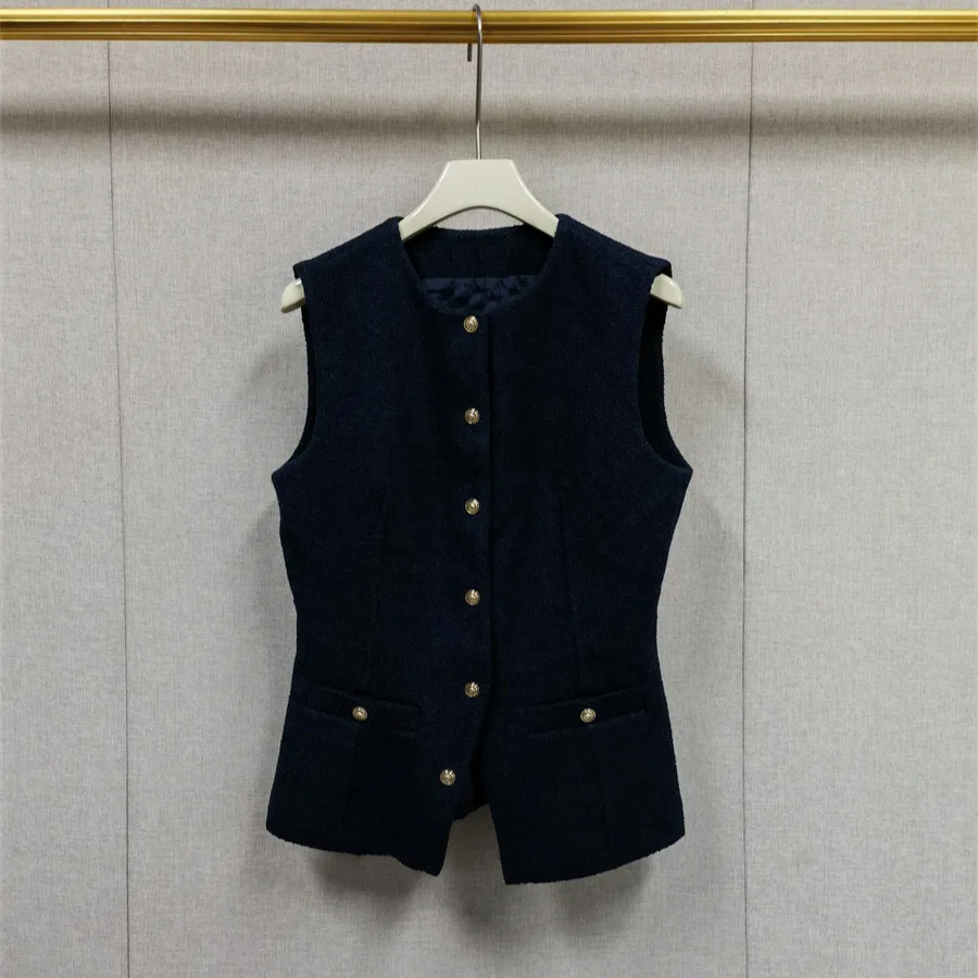 Elegancka damska kamizelka bez rękawów z okrągłym dekoltem, dopasowany krój, jednorzędowa, z kieszenią.