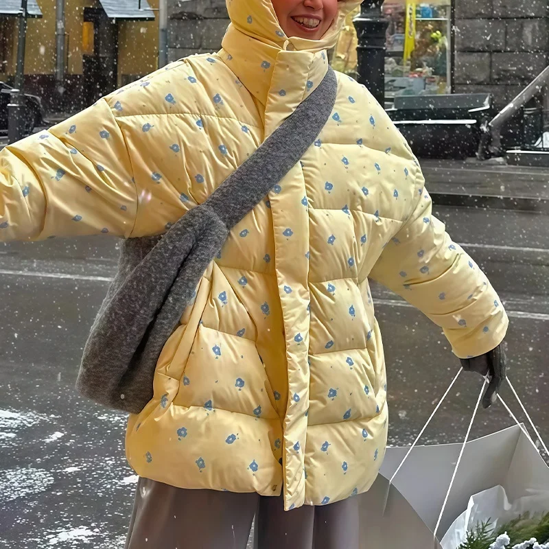 2025 가을/겨울 신상 여성 의류, 후드가 달린 크림 옐로우 코튼 재킷, 상큼한 블루톤의 작은 꽃무늬 프린트와 함께.