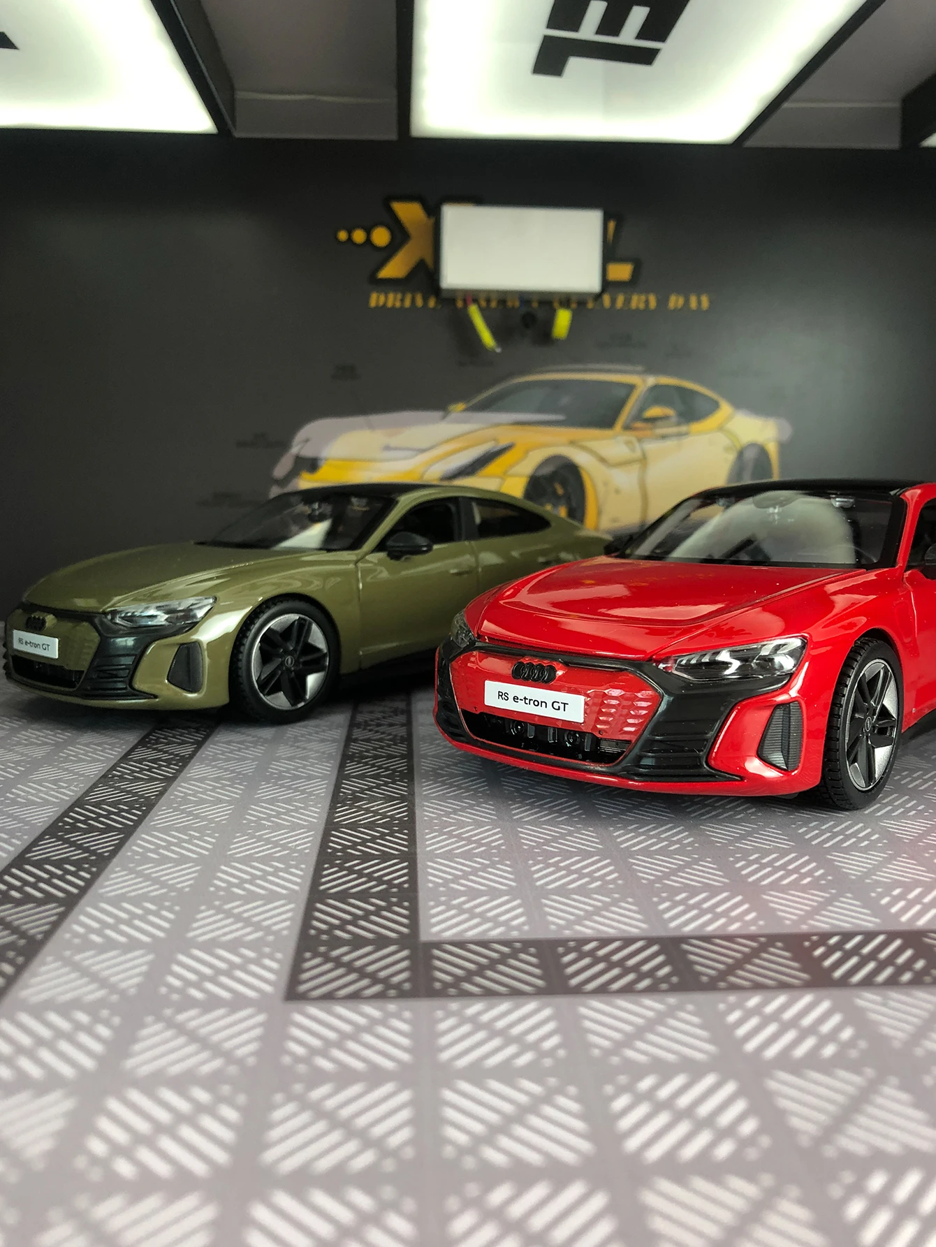 

Maisto 1:24 имитация цинкового сплава 2022, модель автомобиля Audi RS e-tron GT, статическое украшение, металлический коллекционный подарочный автомобиль