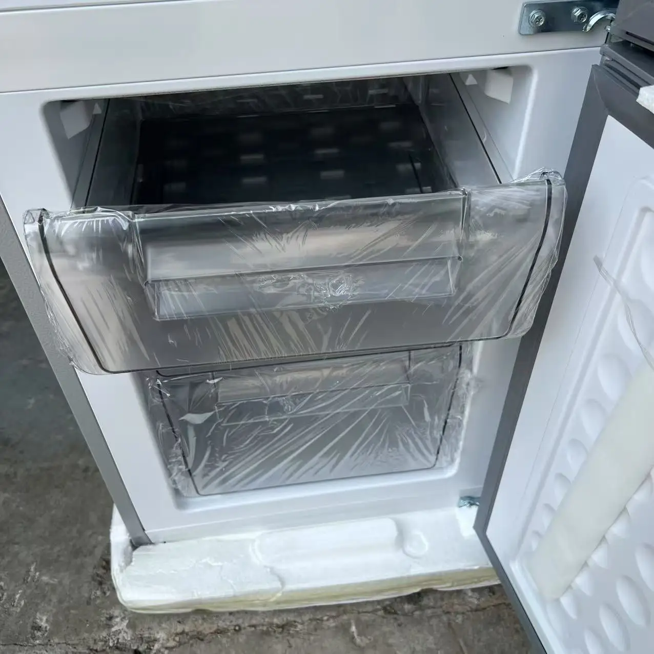 ثلاجة 2025 Premium 250L عمودية ذات 3 أبواب - ستانلس ستيل مبرد مباشرة (تصنيف الطاقة A+++، 220 فولت 50/60 هرتز)