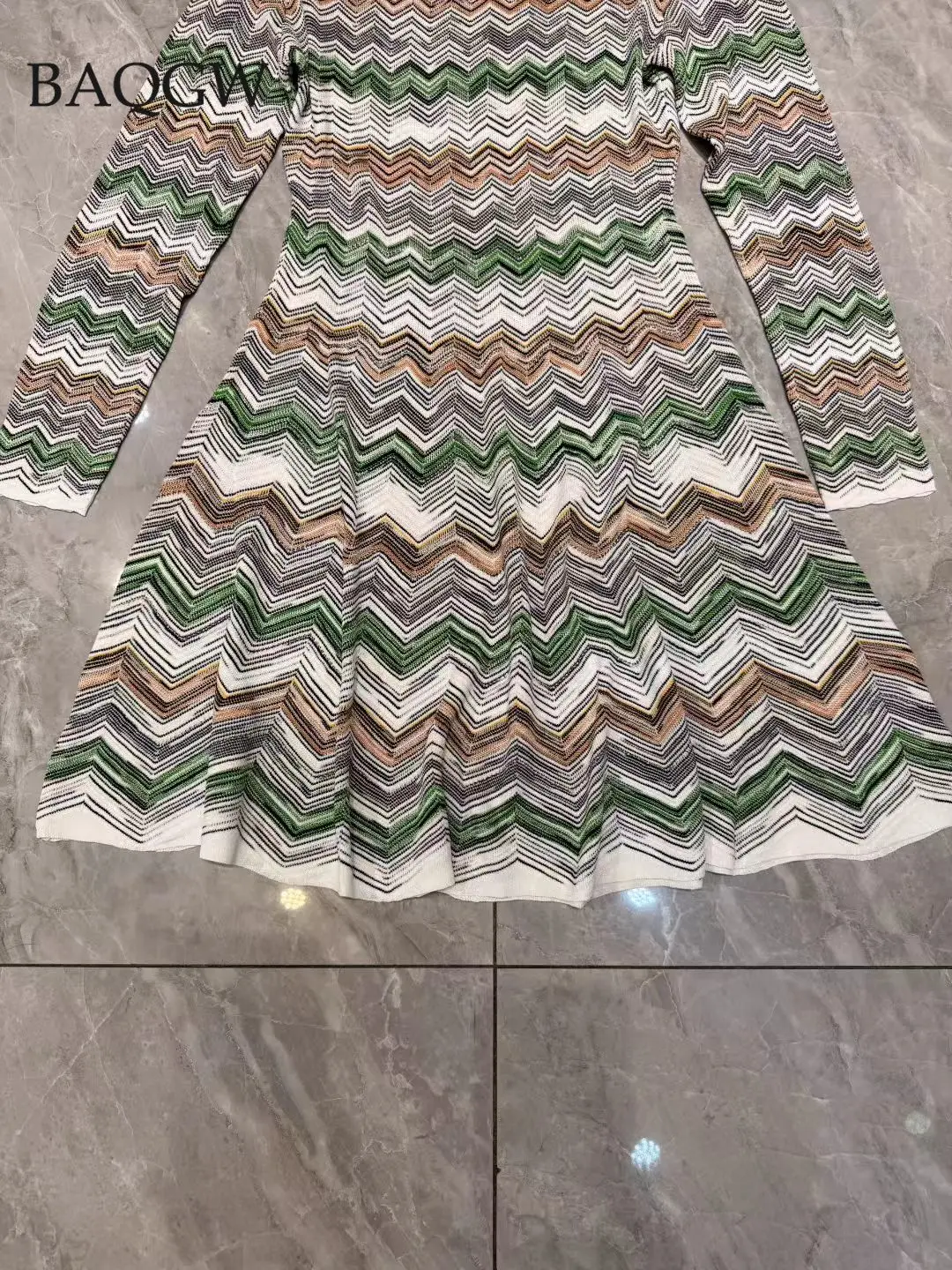 Kolorowa, prążkowana, dzianinowa mini sukienka damska, jesień 2025, okrągły dekolt, długi rękaw, vintage, dopasowana mini sukienka.