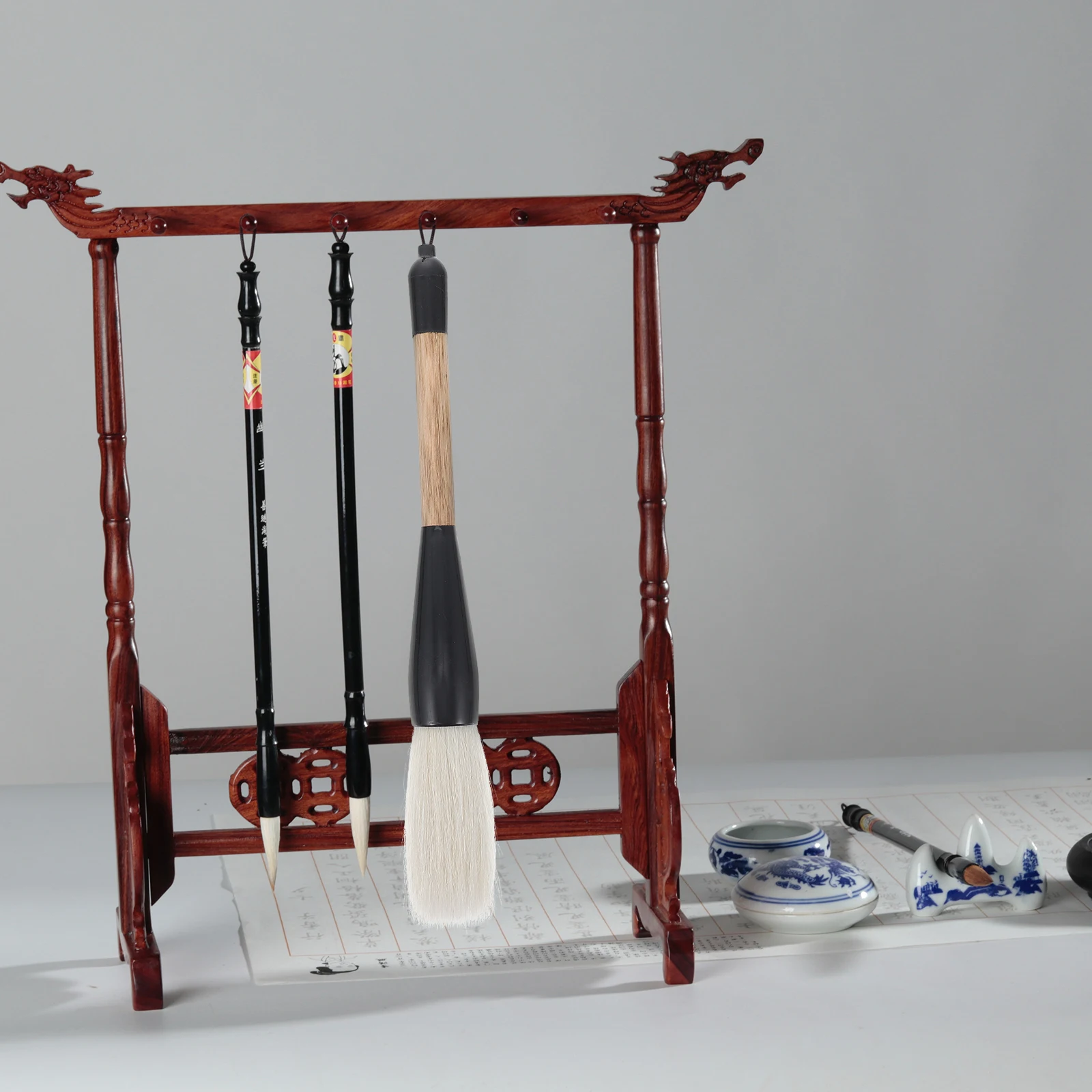 

Professional Large Size Calligraphy Pen Chinese Writing Brush with Fine Tip Good Ink Absorption for Art Drawing Stationery