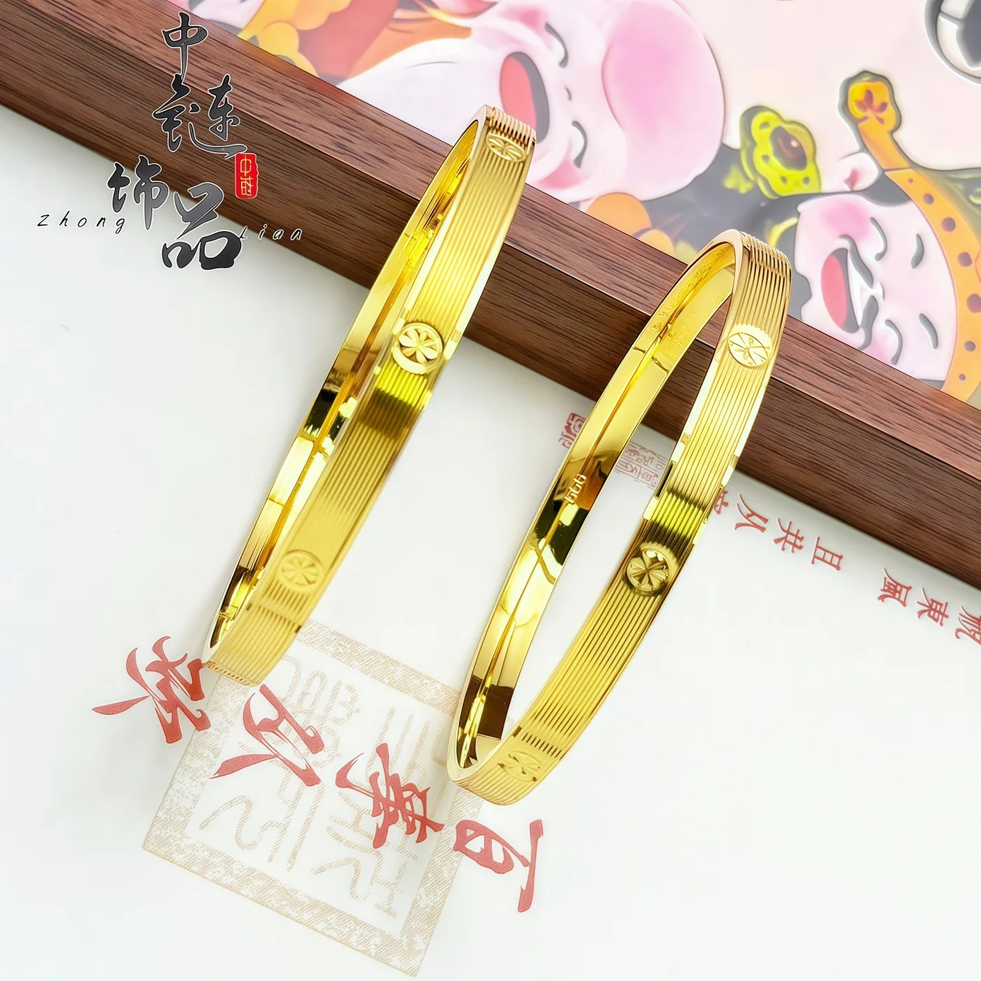 9999 gold brushed diamond pattern closed-loop bracelet for women. Small-scale, minimalist luxury CNC screw pattern wristband