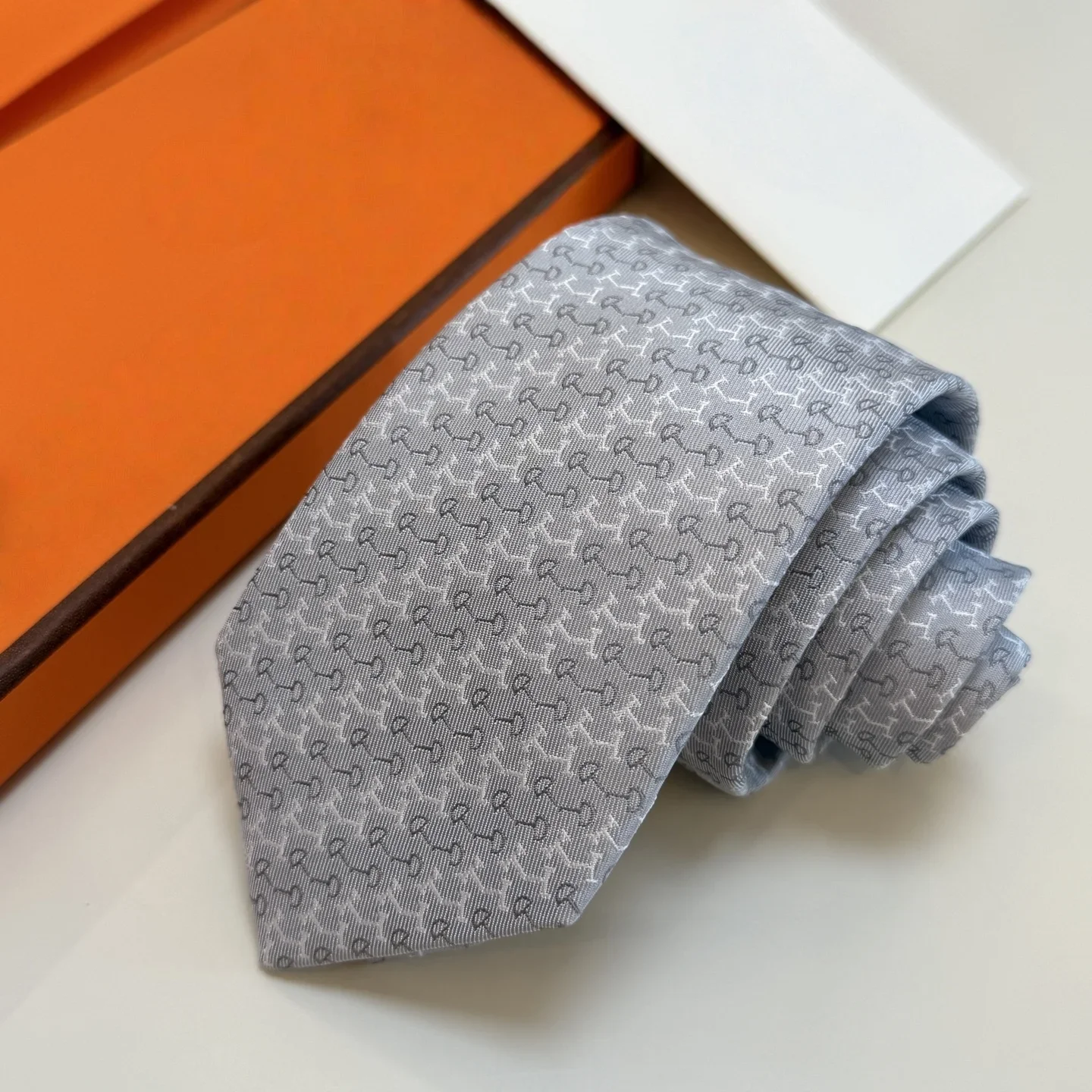 cravate-couture-serie-h-armure-de-costume-refini--bord-minimaliste-charismatique--maitre-artisan-soie--le-cadeau-ultime-du-connoisseur