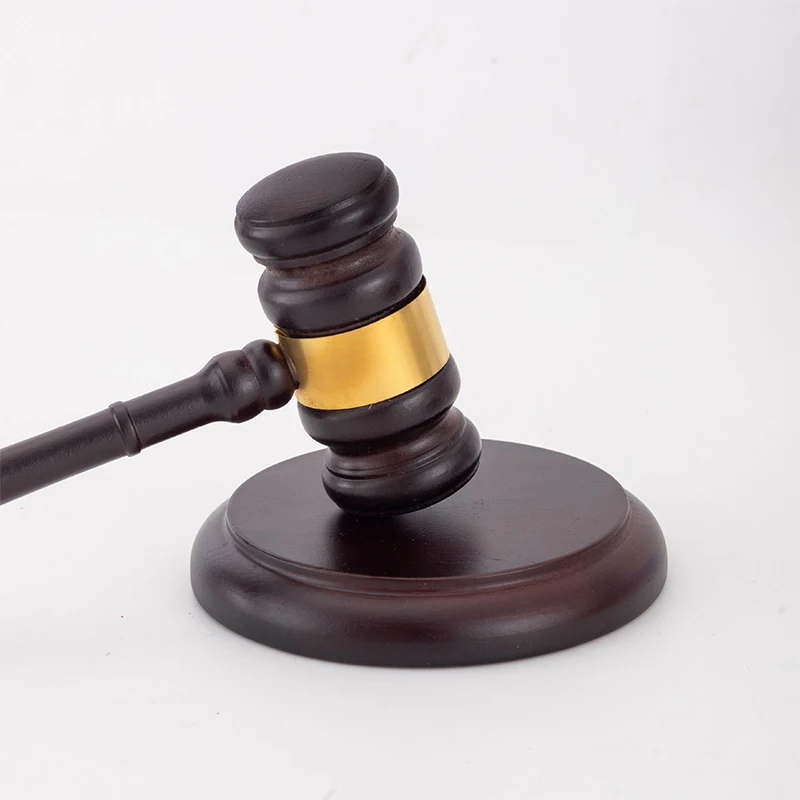 

Набор деревянных молотков и звуковых блоков — идеальный настольный аксессуар для юристов, судей, аукционаров и клубных президентов