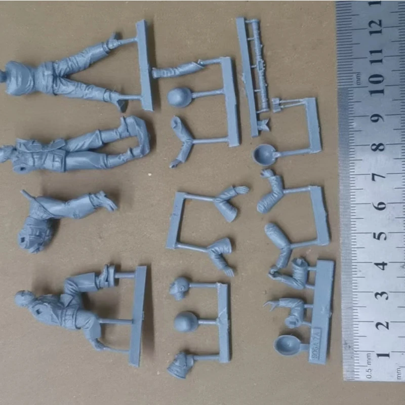 1/35 Scale Artillery Squad 4 People No Tank Resin Figures Unassembled and Unpainted Model Kit Toys Free Shipping