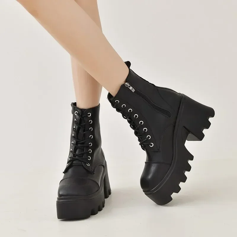 2025 سلسلة أوروبية وأمريكية ذات نعل سميك على الطراز البريطاني بالإضافة إلى حجم أحذية قصيرة سوداء للنساء للدراجات النارية