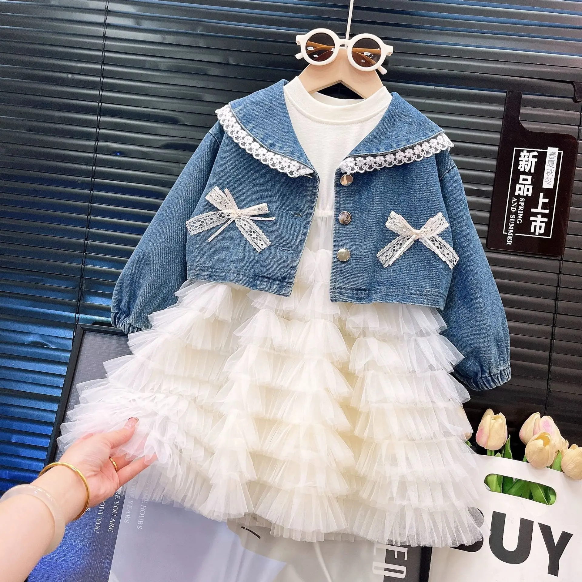 Mädchen-Tüllkleid mit Volants & Jeansjacke mit Schleife – 2-teiliges Prinzessinnen-Outfit mit Rüschendetails, Lässige Kinderkleidung für Mädchen – Detail 8
