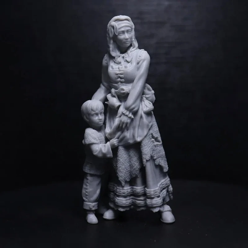 

1/24 Resin Model Kits Child and Mother Figurine Unpainted No Color RW-694