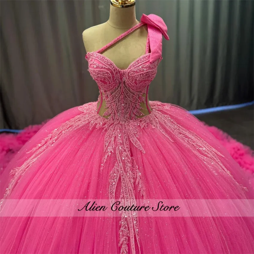 فستان Quinceanera 15 وردي ساخن 2026 مطرز بكتف واحد فستان Quince فساتين مناسبة رسمية مخصصة #2