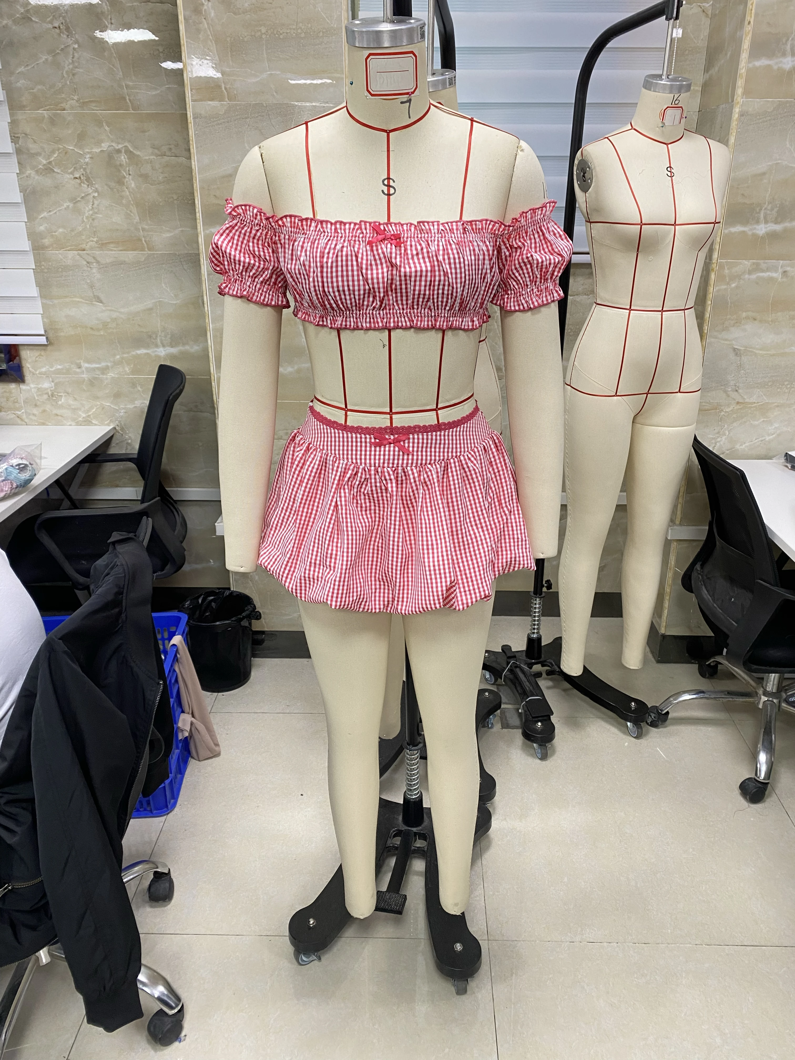 

Женские летние клетчатые наряды, укороченные топы с открытыми плечами и короткими рукавами + мини-юбка-пузырь, комплект праздничной одежды