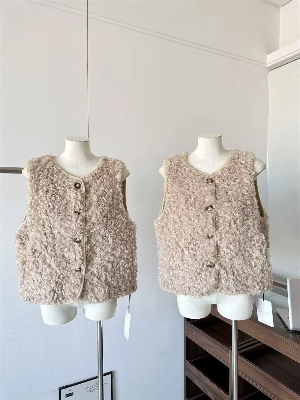 سترة نسائية للخريف والشتاء من الصوف الصناعي برقبة دائرية بدون أكمام ملابس خارجية فضفاضة للسيدات بلون واحد صدرية من الفرو الصناعي المنفوش