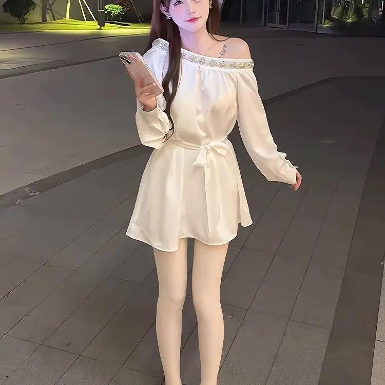 ​ ​ 프렌치 스모크 드레스 봄 여름 리퀴드 새틴 비대칭 오프 숄더 크리스탈 비즈 디테일 글램 엣지 맥시 길이 ​ ​