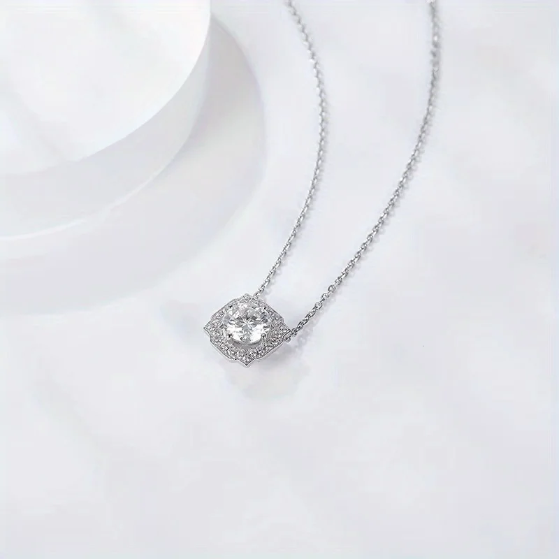 1pc 1Carat Classic Moissanite Pendant Necklace: A Emitting Dazzling Light Necklace That Showcases An Exquisite Design Adding.