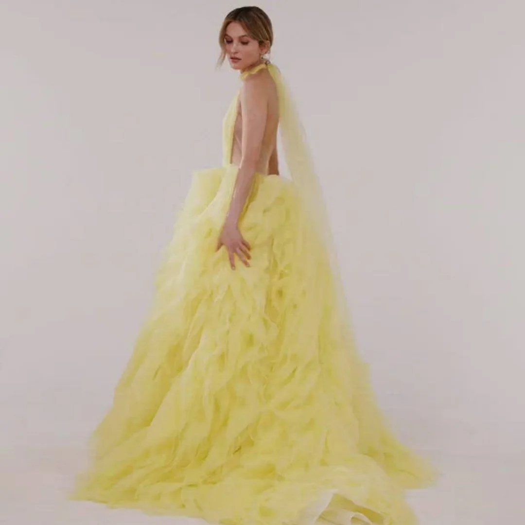 Bella op maat gemaakte gele halternek mouwloze robes de soirée rugloze feestjurken meerlaagse vloerlengte galajurk 2025