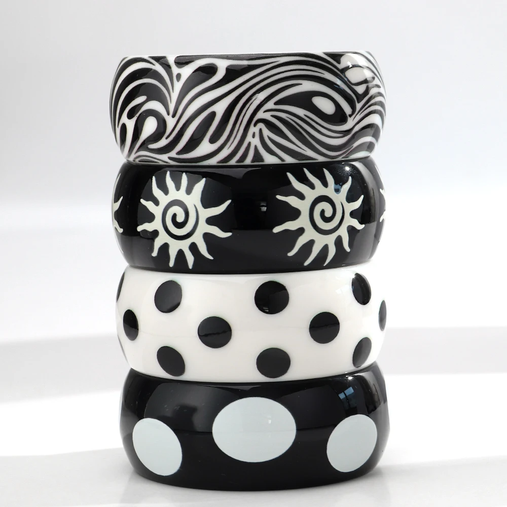 Retro Schwarz-Weißer Acryl-Armreif für Damen, Modischer Harz-Armreif mit Polka-Dot-Druck, Stapelbare Breite Armbänder, Statement-Schmuck Geschenk – Detail 7