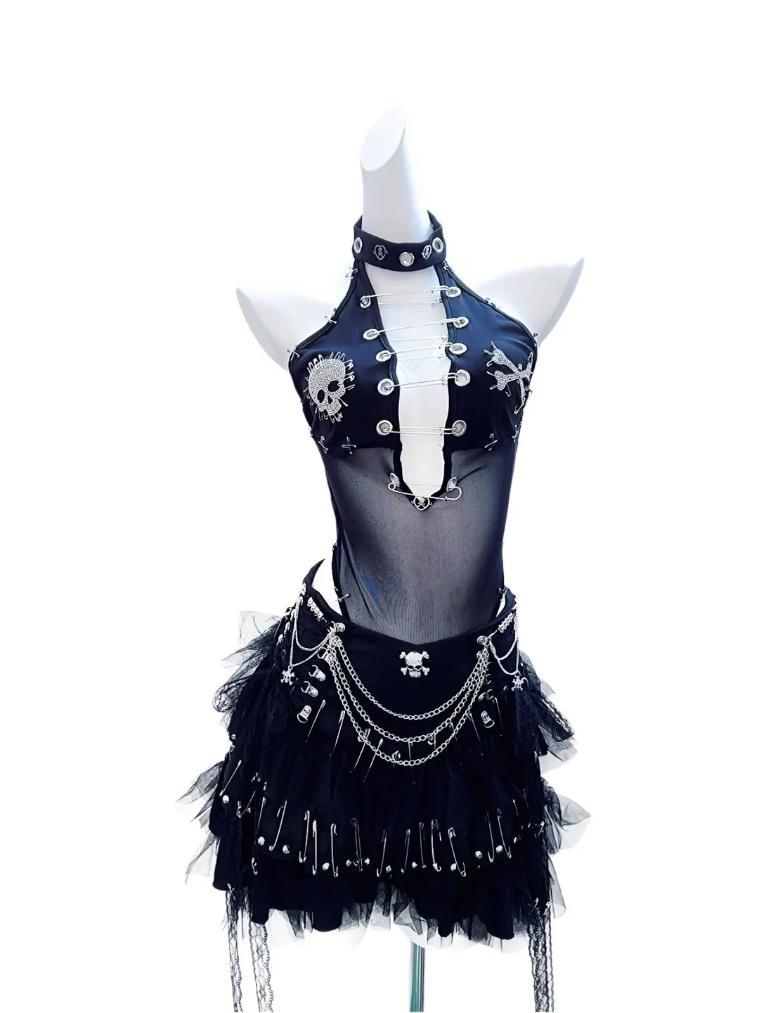 Mono de estilo gótico, con motivos de calavera, estilo punk, de inspiración industrial oscura, con adornos de alfileres y falda corta, ideal para presentaciones.