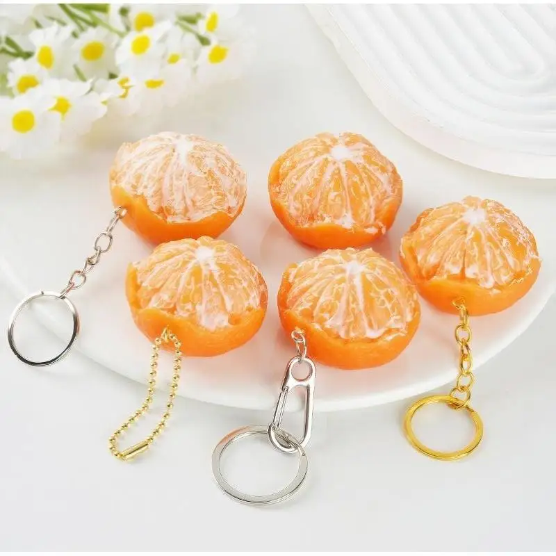 Realistischer Schlüsselanhänger in Form einer geschälten Mandarine, lebensechte Fruchttextur, robuster Metallverschluss, niedliche Taschendekoration, kleines Geschenk-Accessoire. – Detail 5