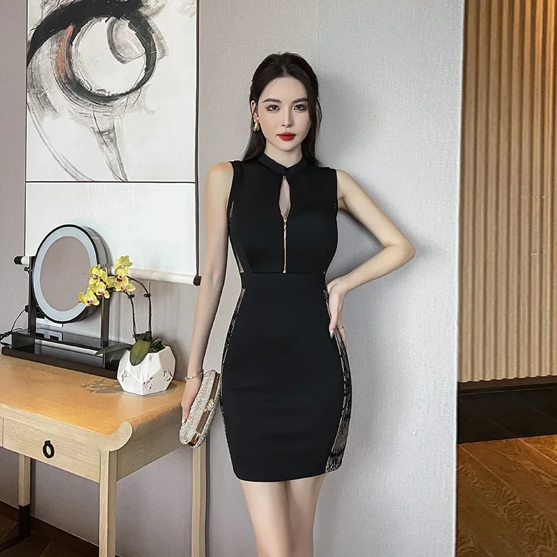 Sexy stand up collar sleeveless hip hugging women's short skirt exudes a slimming and tight lace dress