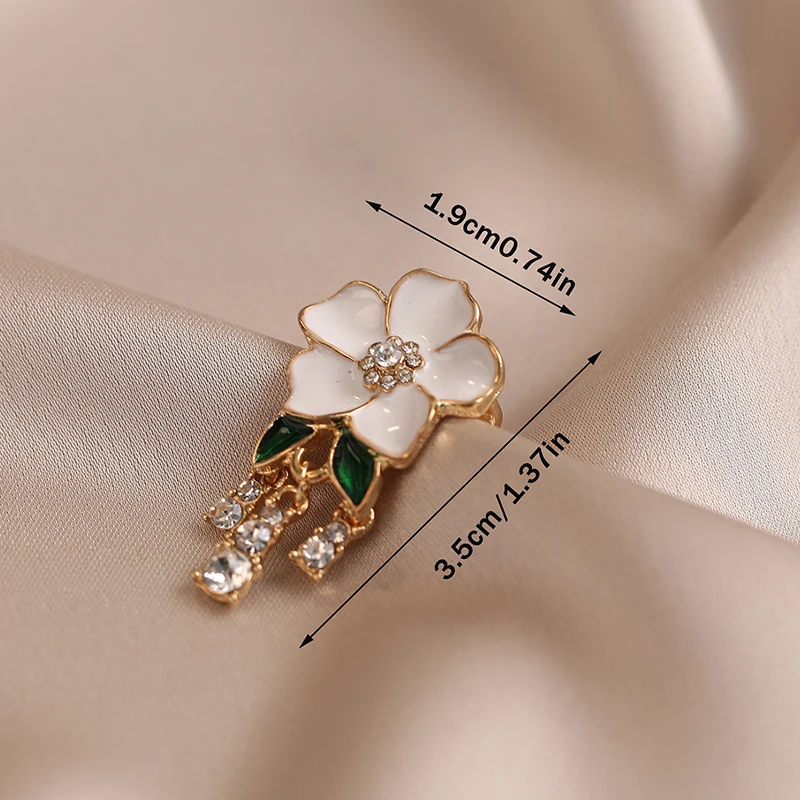 Dame tempérament strass gland pendentif broche fête bijoux décontractés élégant blanc goutte à goutte huile camélia fleur broches pour les femmes