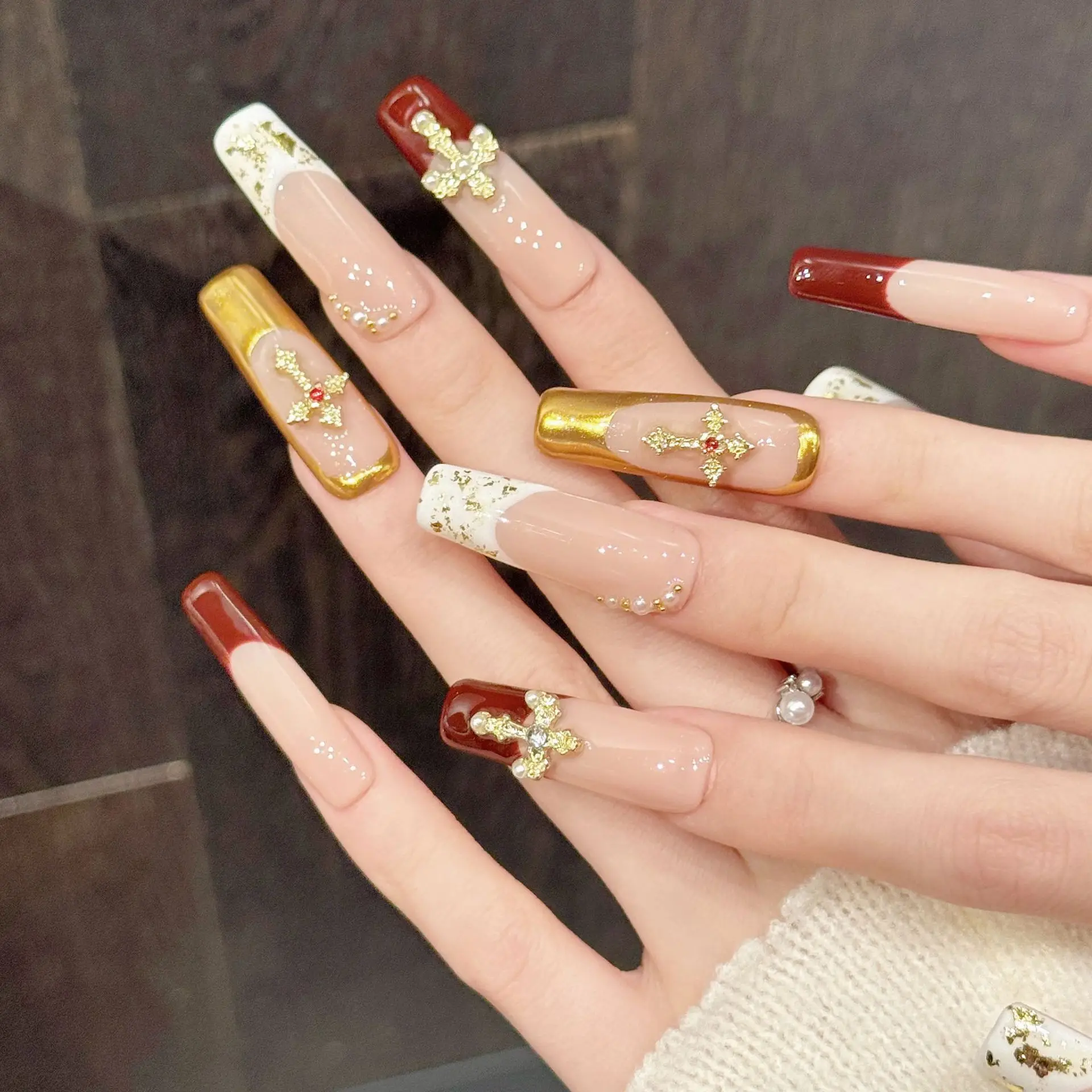 

10 шт. роскошных накладных ногтей ручной работы, длинные квадратные, золотисто-красный контрастный дизайн, с 3-компонентным набором инструментов и клеевыми полосками для ногтей.