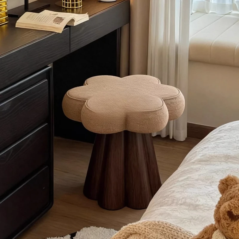 Medieval dressing stool, rotating makeup chair