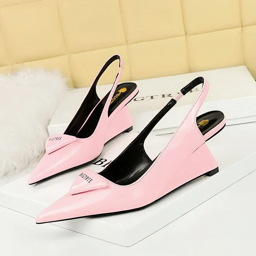 Moda damska 6,5 cm Wysokie obcasy Skóra lakierowana Slingback Party Pumps Lady Outside Designer Shoes Nude Pink Wedges Strange Heels