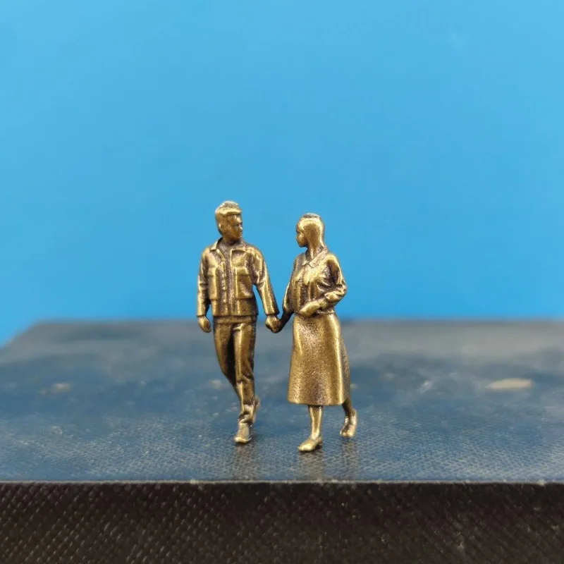 Metal Brass Couple Holding Hands Leisurely Stroll 1/64 Model Miniature Ornament Accessorie Personality Desktop Photography Props
