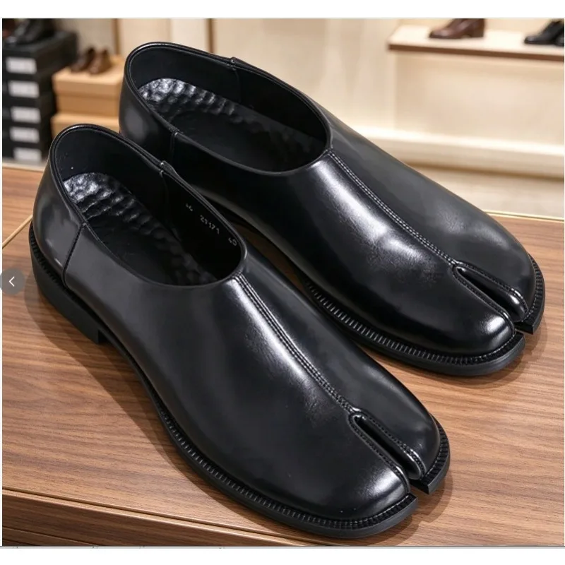 High-end Designer Split Toe Tabi Men's Sneakers and Casual Shoes Fashion Retro Leather Slip-On Loafers Men Shoes Tenis Masculino