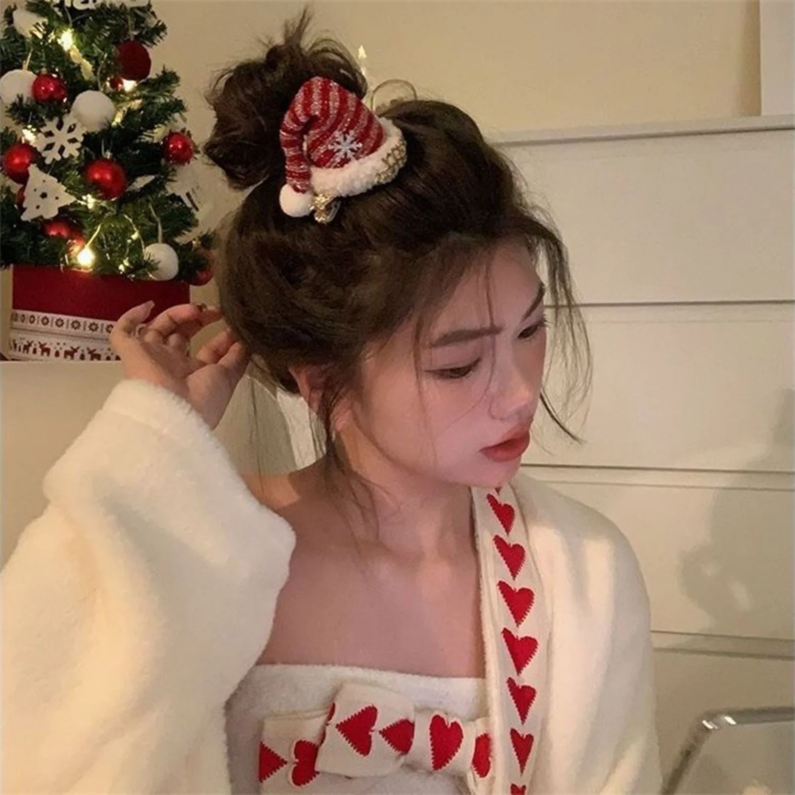 1PC Weihnachtsmannmütze Stirnband, Mini Plüsch Schneeflocke verziertes Haarband, süßes Weihnachts-Haar-Accessoire für Frauen Mädchen – Detail 3