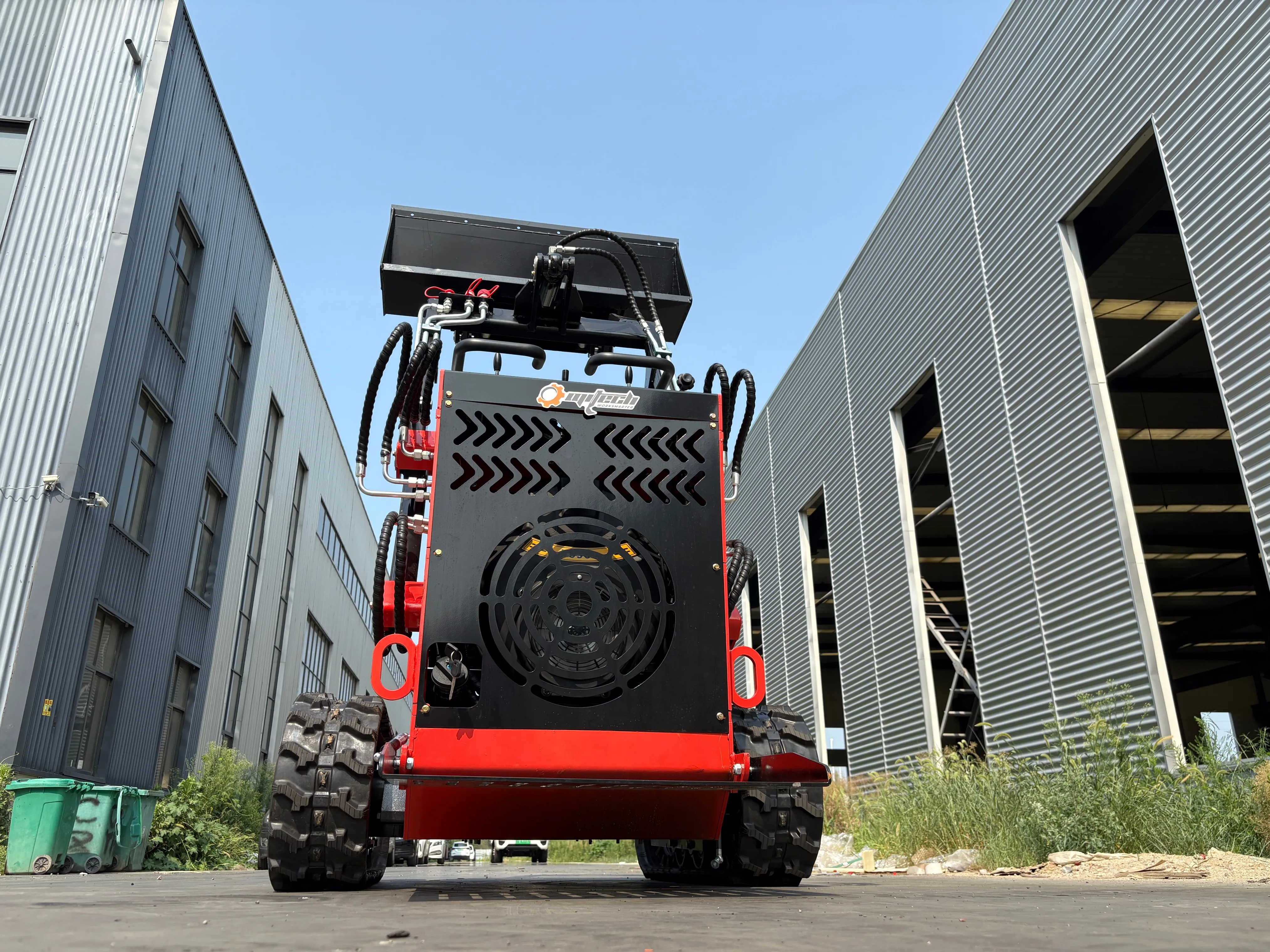 

Индивидуальный мини-погрузчик OMI H200 с нулевым поворотом для объектов дворовой фермы