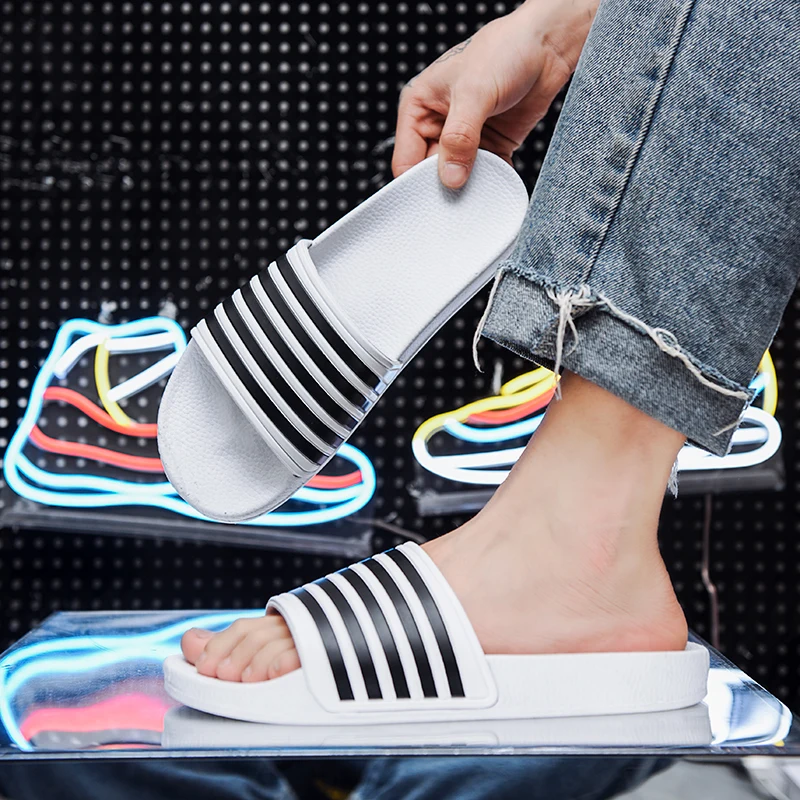 새로운 남성 슬리퍼 흑백 줄무늬 부드러운 EVA 플립 플롭 커플 38-50 남성용 하우스 샌들 사이즈 48 여름 해변 슬리퍼