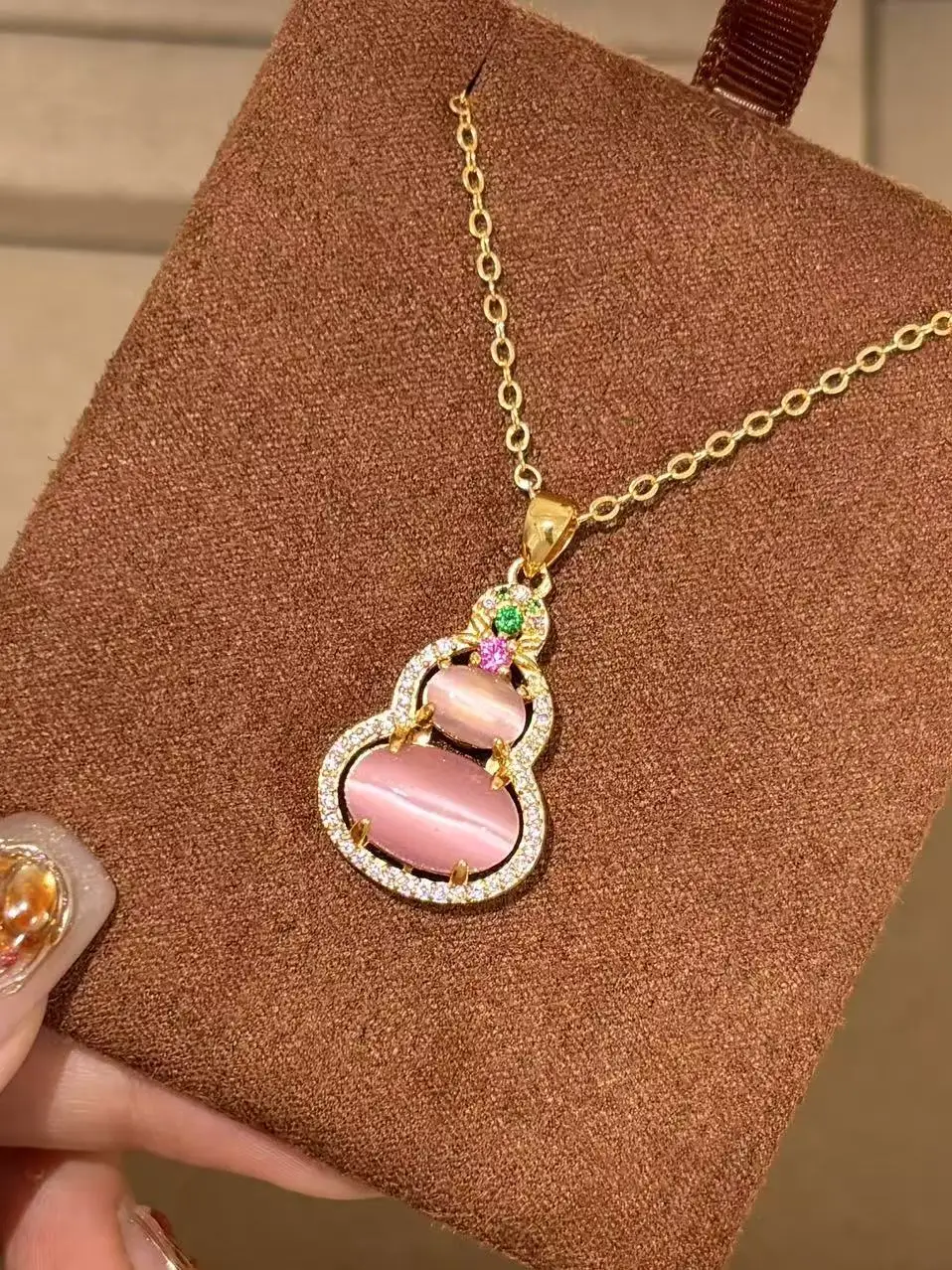 

Retro Chinese Style Pink Imitation Agate Gourd Necklace Pave Zircon Versatile Elegant Luxury Design Clavicle Chain