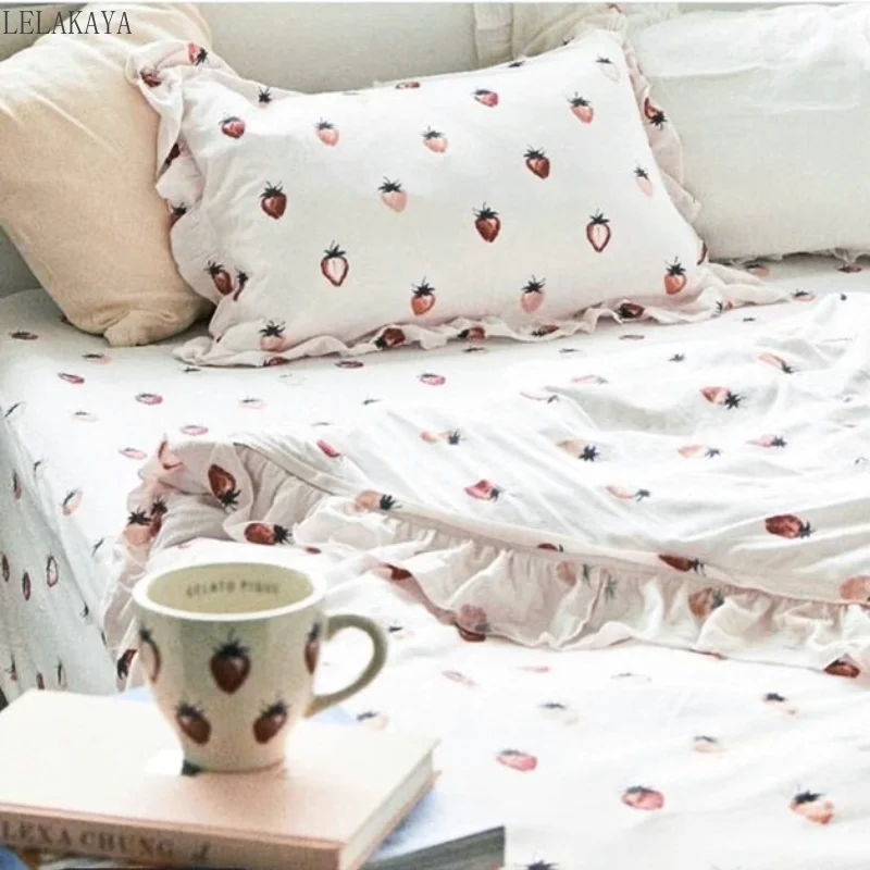 

1pcs Strawberry Printing Duvet Cover Soft Cotton Fitted Sheet White Pink Color Bedclothes Pillowcase with Lace Comforter Cover