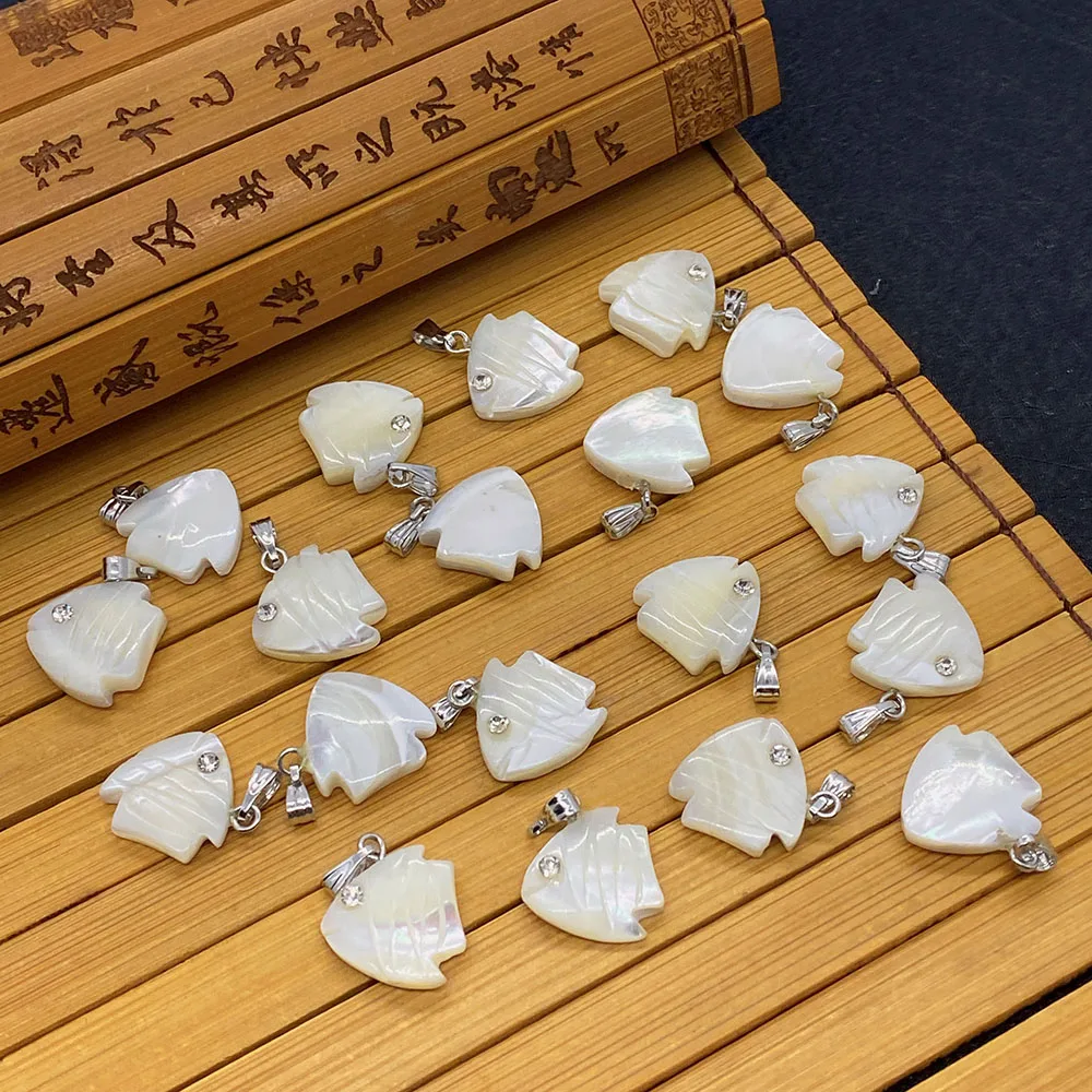 

Dainty Natural White Shell Carved Fish-Shaped Pendants with Inlaid Glass Crystal Single Hole DIY Jewelry for Necklaces Earrings