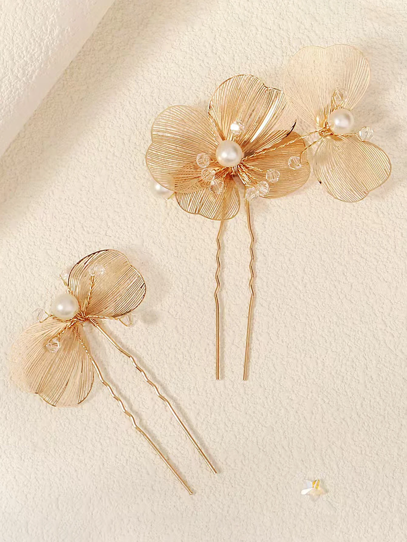 Handcrafted Hollow Gold Wire Flower Hairpin, Wedding Dress Rhinestone Hairpin, Wedding Hair Styling Tray U-Shaped Headpiece