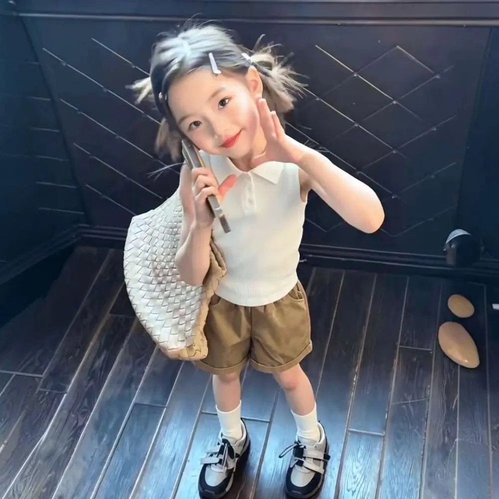 幼児向け女の子の夏用ファッション。韓国風のポロネック白いタンクトップとゆったりとしたショートパンツのセット。モダール素材で通気性に優れ、お子様に快適な着心地。