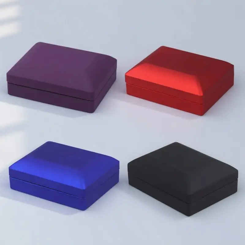 

Подарочная коробка для ювелирных украшений со светодиодной подсветкой для ожерелий и подвесок, с мягкими внутренними светильниками, элегантный дизайн, легко открывается и закрывается, черная, 7x9x3.2см