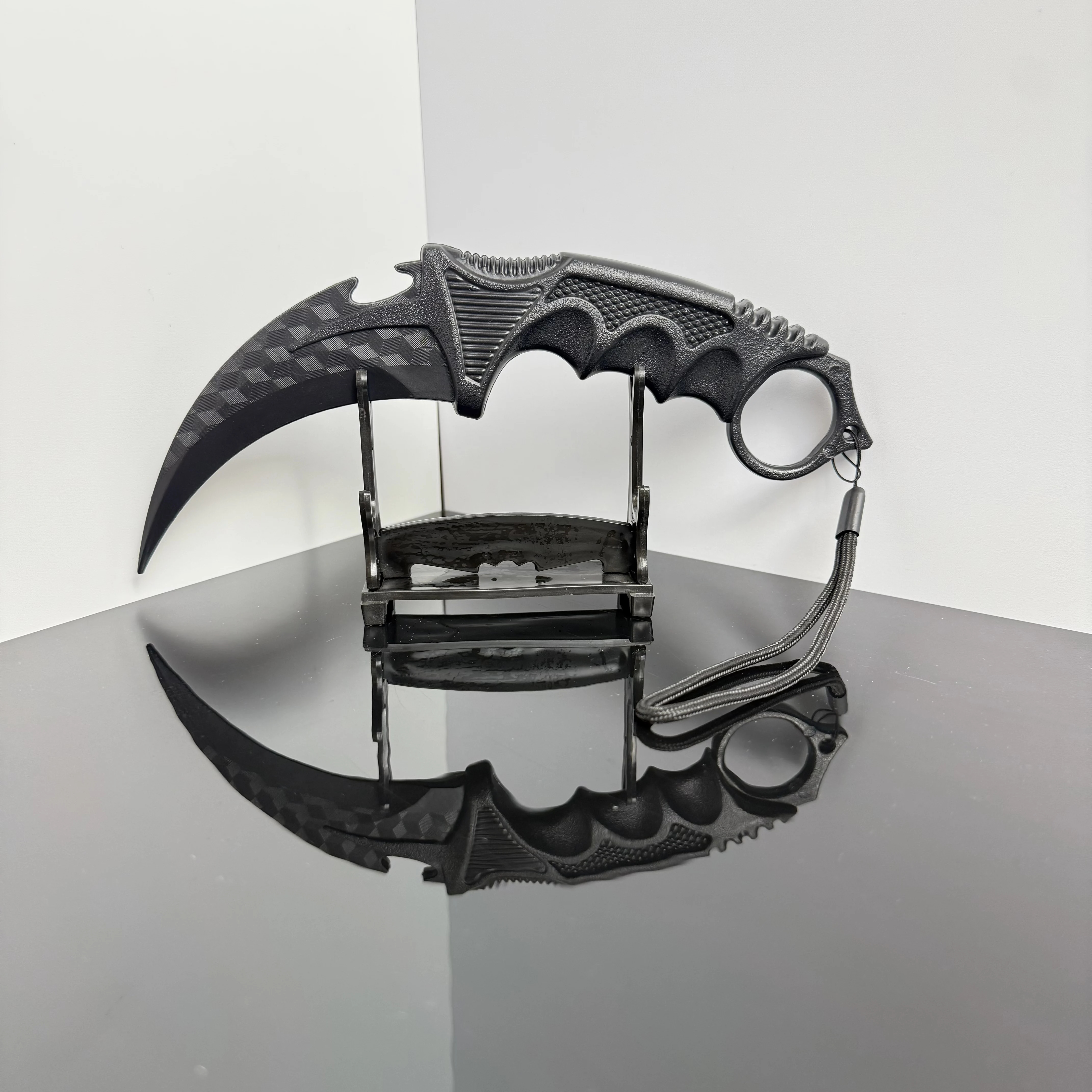 Faca de Plástico Preta de 23cm com Padrão de Grade, Versão de Alta Qualidade, Adereço Karambit para Performance de Palco, Faca de Treinamento para Exterior, Brinquedo de Segurança, Presente