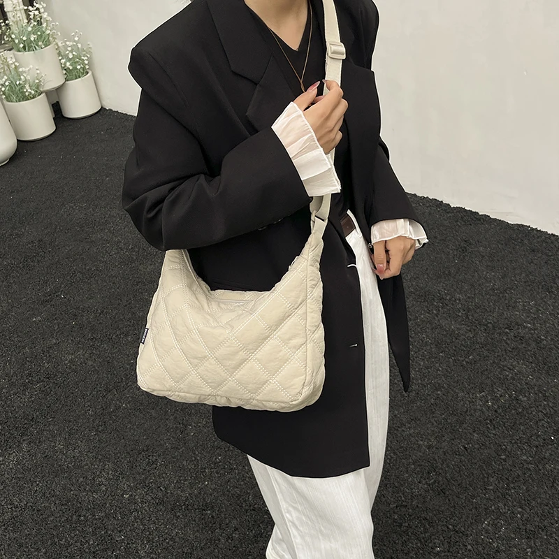 Autumn and Winter Casual Bags 2025 New Crossbody Bag Versatile Cotton Bag Quilted Commuter Dumpling Bag Shoulder Bag 2349JSD