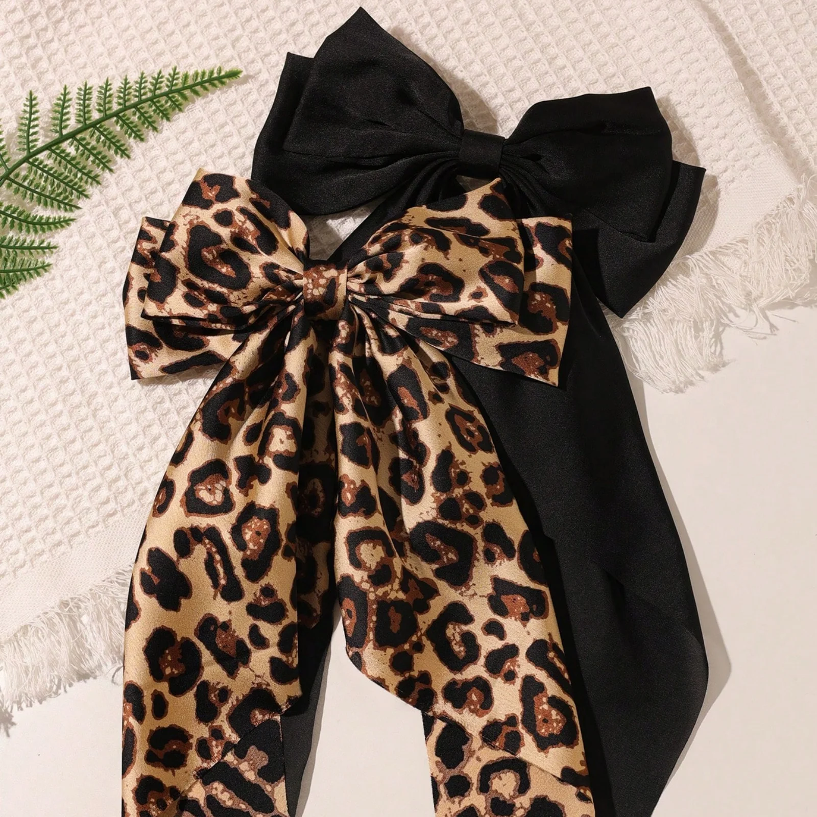 2er-Set Satin Leopard einfarbige Schleife lange schwimmende Federklammer Kopfschmuck Haarschmuck einfarbig Leopard Boho – Detail 3