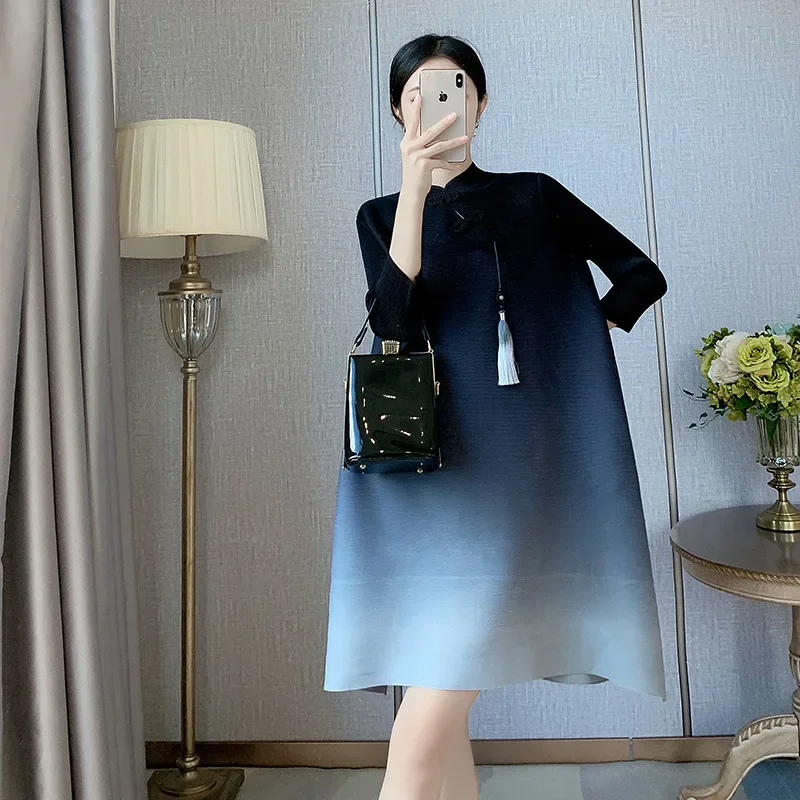 Miyake ชุดเดรสจับจีบสำหรับผู้หญิง, ชุดเดรสหลวมไซส์ใหญ่สบายคอปกตั้งไล่ระดับสีสไตล์ใหม่สำหรับฤดูร้อน2024