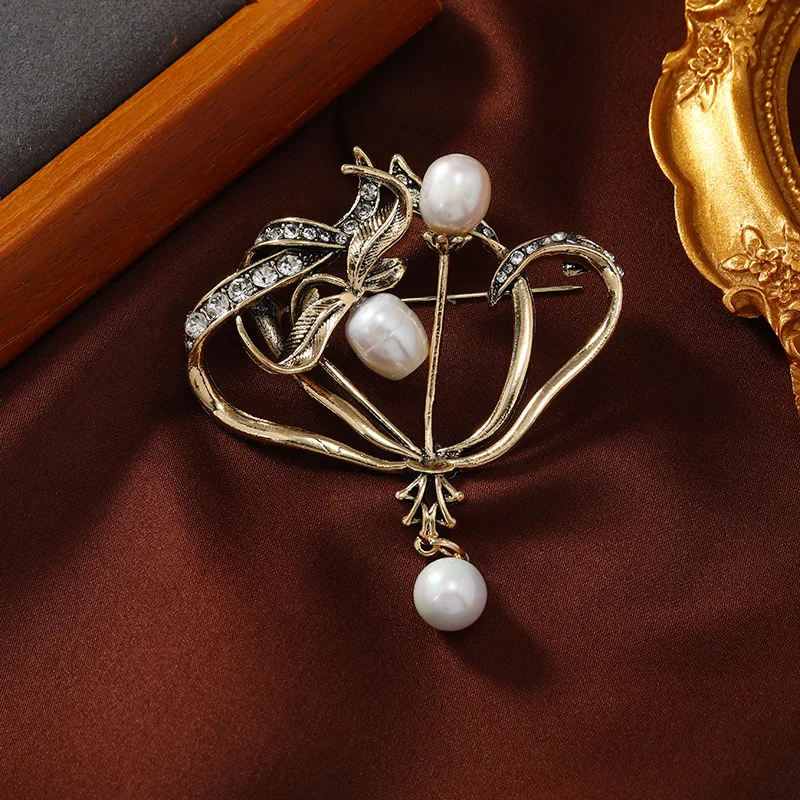 Vintage Women Baroque Heart Pearl Brooches Badges Retro Fashion Metal Simple Design Pins Crosage For Lady Party Wedding Gift